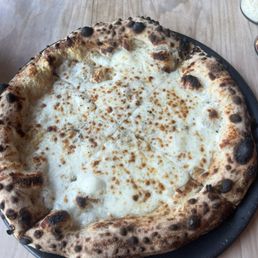 Stellina Pizzeria signature dishes Cuoppo Misto
Cacio & Pepe Pizza
Piccante